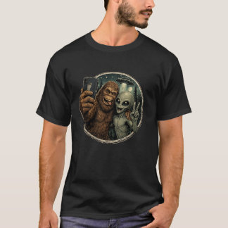 Lustiges Bigfoot- und Alien-Selfie im Retro-UFO-St T-Shirt