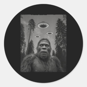 Lustiges Bigfoot- und UFO-Selfie Runder Aufkleber