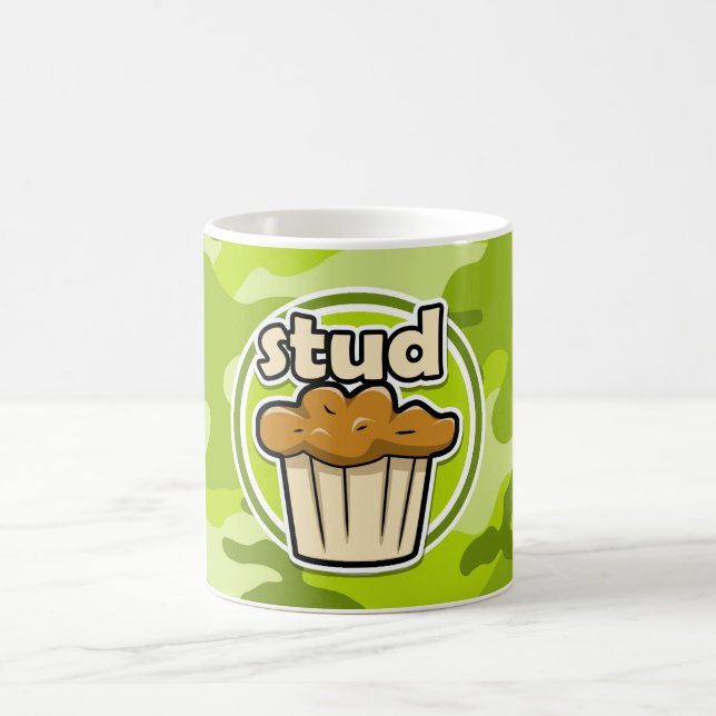 Lustiges Bolzen-Muffin auf grüner Camouflage Kaffeetasse (Mittel)