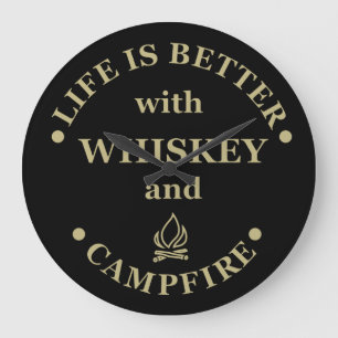 lustiges Camping und Whiskey-Sprichwort Große Wanduhr