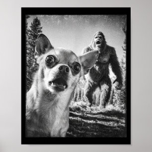 Lustiges Chihuahua-Selfie mit Bigfoot Sasquatch Kr Poster