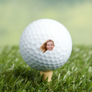 Lustiges Gesicht Ausschnitt Frauen Golferin Benutz Golfball