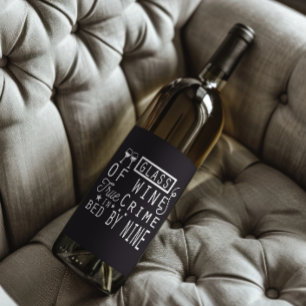 Lustiges Glas Wein True Crime Bett von NIne Weinetikett