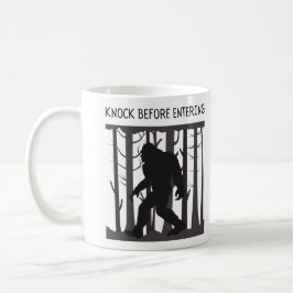 lustiges Großfuß-Silhouette-Klopfen vor dem Eintre Kaffeetasse