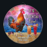 Lustiges Hahn-Huhn-Cocktail-tropischer Strand-Name Dartscheibe<br><div class="desc">Das Huhn in diesem humorvollen Entwurf weiß, dass wann er ist - es ist Zeit zu trinken selbstverständlich weil es Cocktailzeit ist! Diese alberne tropische Kunst ist für jedermann perfekt, das Lieben das Meer und die Hühner und die Margaritas und das Paradies und der endlose Sommer. Sie zeigt einen Hahn,...</div>
