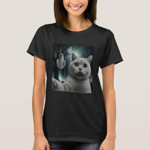 Lustiges Halloween-Katzen-Selfie mit unheimlichem T-Shirt