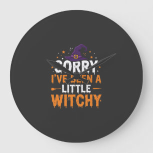 Lustiges Halloween kleines Hexen-Zitat-Design Große Wanduhr