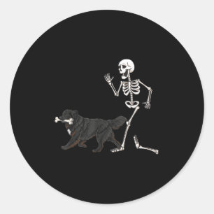 Lustiges Halloween Neufundland und Skelett Runder Aufkleber