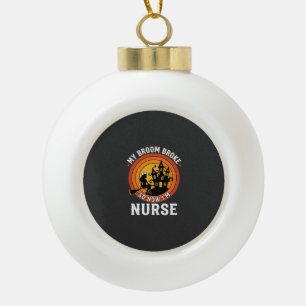 Lustiges Halloween-Nurse-Hexen-Besen-Kostüm-Grafik Keramik Kugel-Ornament