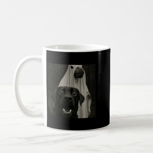 Lustiges Halloween-Selfie schwarzer Labradore mit  Kaffeetasse (Links)