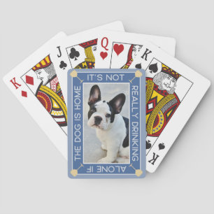 Lustiges Haustierfoto Mit dem Hund trinken Spielkarten