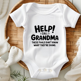 Lustiges Hilfe-anrufen-bei-Oma Geschenk zur Babypa Baby Strampler