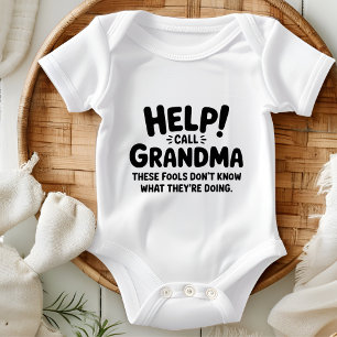 Lustiges Hilfe-anrufen-bei-Oma Geschenk zur Babypa Baby Strampler