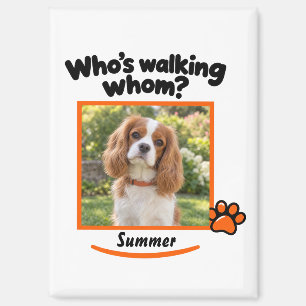 Lustiges Hunde-Foto und Name: Wer führt wen spazie Magnet
