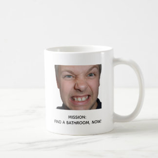Lustiges Kaffee-Mission-Badezimmer-Panik-Meme-Desi Kaffeetasse