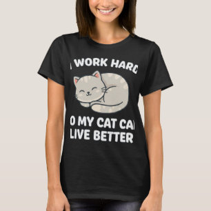 Lustiges Katzenliebhaber-Design – Ich arbeite hart T-Shirt