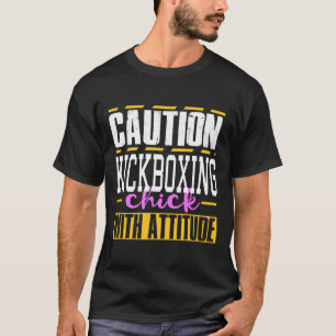 Lustiges Kickboxen Mädchen mit Haltung Frauen und T-Shirt