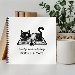 Lustiges leicht ablenkbar durch Bücher und Katzen