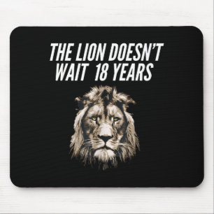 Lustiges Löwen-Meme Der Löwe wartet nicht 18 Jahre Mousepad