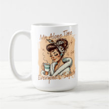 Lustiges Mädchen zur Kaffezeit am Morgen
