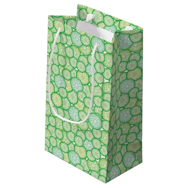 Lustiges Muster der Gurke Kleine Geschenktüte (Rückseite Schrägansicht)