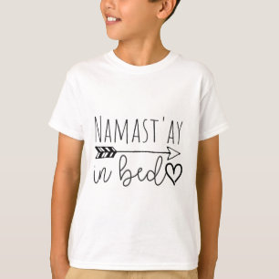 Lustiges Namastay Im Bett Yoga Faules Mädchen Gesc T-Shirt