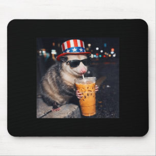 Lustiges Opossum-Eiskaffee-Meme Retro Urban Gen Z Mousepad
