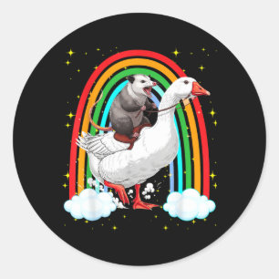 Lustiges Opossum Reitet Gans Regenbogen Chaotische Runder Aufkleber