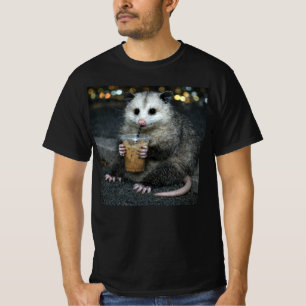 Lustiges Opossum trinkt Eiskaffee Süßes Tier T-Shirt