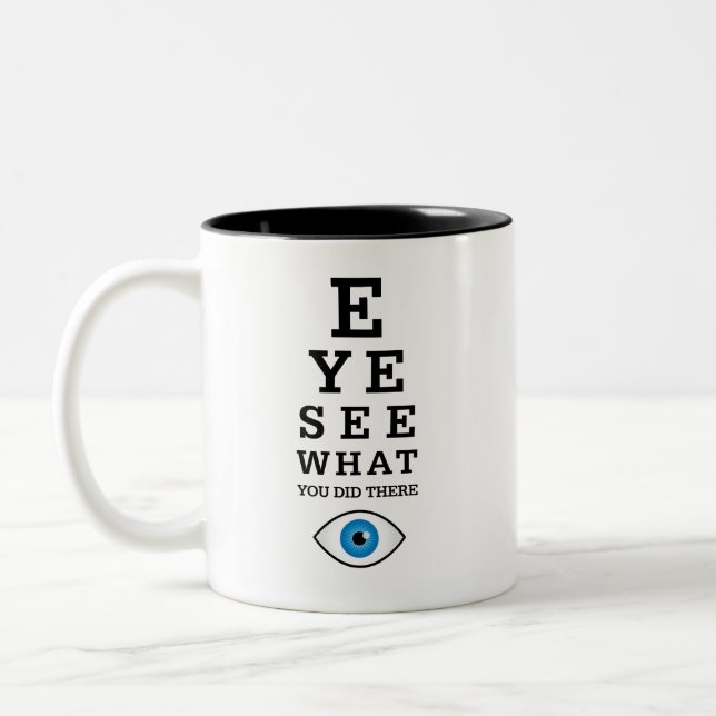 Lustiges Optometrie-Wortspiel-Auge sehen Zweifarbige Tasse (Links)