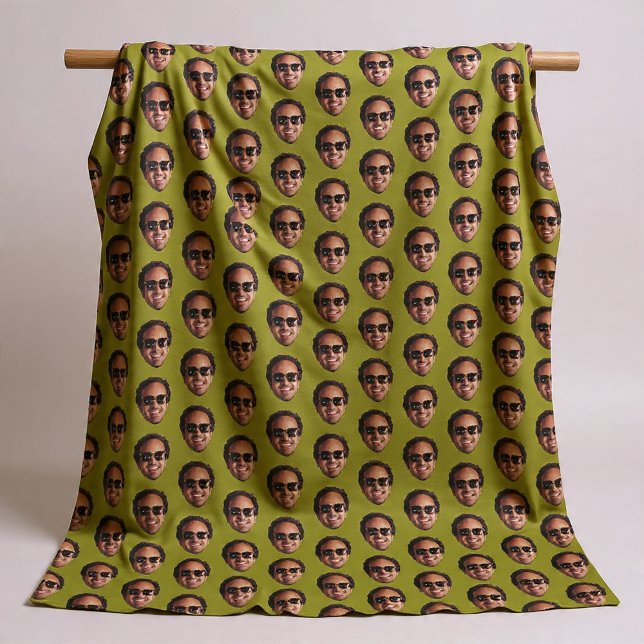 Lustiges personalisiertes Gesichtsfoto Fleecedecke (Fun Personalized Face Photo Fleece Blanket by Ricaso. Add your own photograph, cut out face pattern.)
