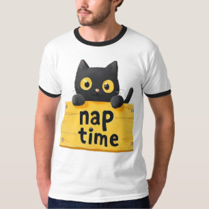 Lustiges schwarzes Kätzchen schaut hinter einem Sc T-Shirt