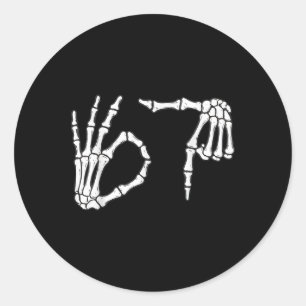 Lustiges Sechs Sieben 6 7 Meme 67 Skeletthand Hall Runder Aufkleber