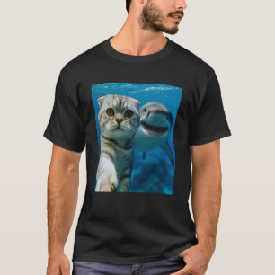 Lustiges Selfie einer schottischen Fold-Katze mit  T-Shirt