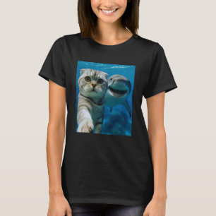 Lustiges Selfie einer schottischen Fold-Katze mit T-Shirt