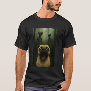 Lustiges Selfie von Mops mit Aliens T-Shirt