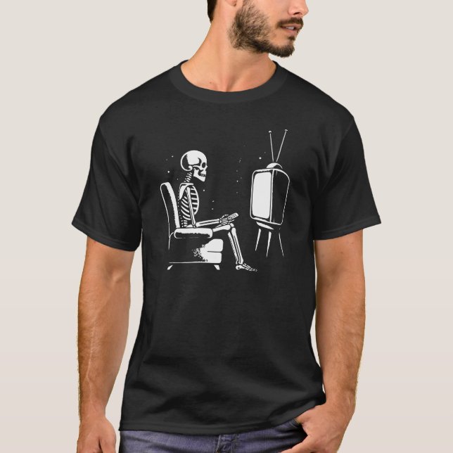 lustiges Skelett beim Fernsehen T-Shirt (Vorderseite)