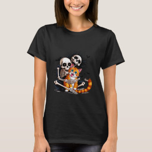 Lustiges Skelett, das Katze umarmt, gruseliger Kat T-Shirt