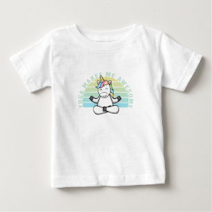 Lustiges süßes Einhorn beim Yoga. Lustige Yoga-Pos Baby T-shirt