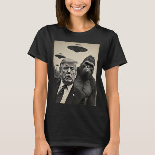 Lustiges Trump-Bigfoot-Selfie mit UFOs seltsamer A T-Shirt