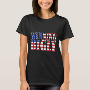 Lustiges Trump Gewinnt Riesig Amerikanisches Flagg T-Shirt