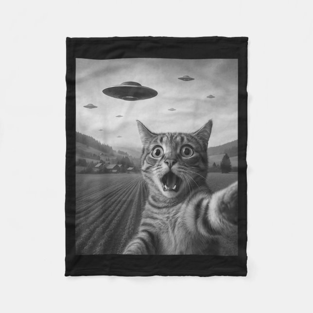 Lustiges überrascht Ed Katze Selfie mit Alien UFO  Fleecedecke (Vorderseite)