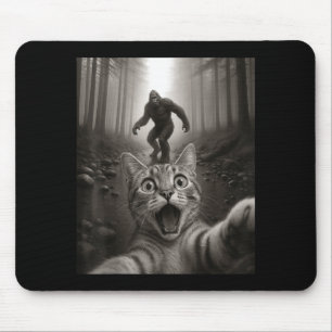 Lustiges überrascht Ed Katze Selfie mit Bigfoot Sa Mousepad