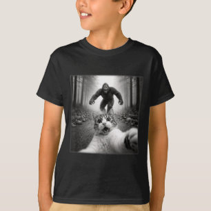 Lustiges überrascht erschrockenes Katzenselfie mit T-Shirt