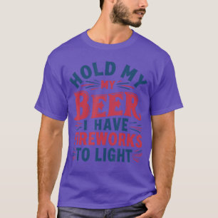 Lustiges USA 4. Juli Halt mein Bier, ich habe Feue T-Shirt