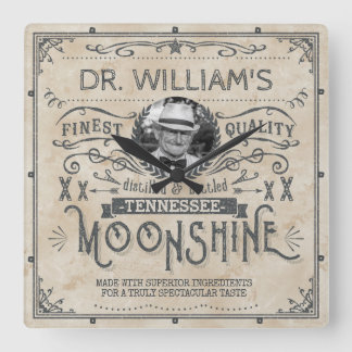 Lustiges Vintages Moonshine Quadratische Wanduhr