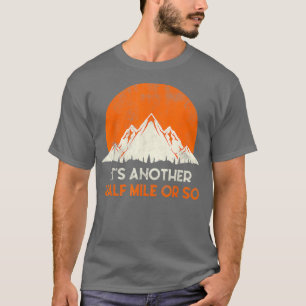 Lustiges Wander-Geschenk Es ist noch eine halbe Me T-Shirt