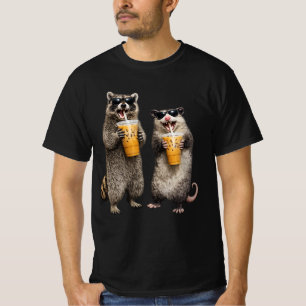Lustiges Waschbär-Opossum-Trinken-Eisgekühltes-Kaf T-Shirt