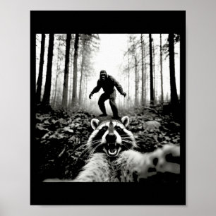 Lustiges Waschbär-Selfie mit Sasquatch Bigfoot Poster