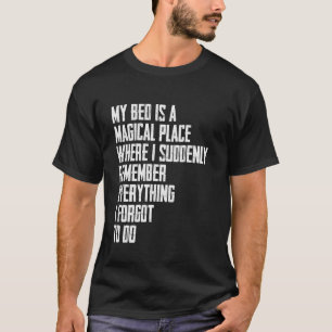 Lustiges Zitat Mein Bett ist ein magischer Ort Sar T-Shirt
